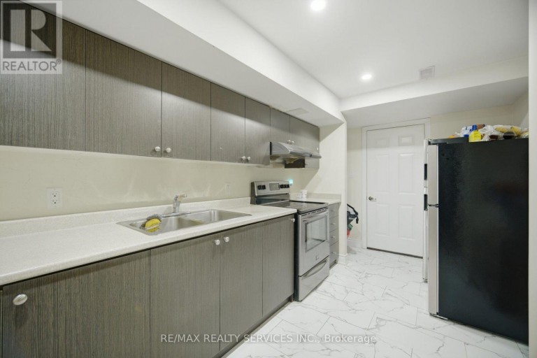 18 SEEDLAND CRESCENT, Brampton (Sandringham-Wellington), Ontario, L6R0Z5