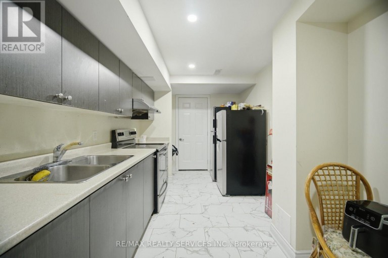 18 SEEDLAND CRESCENT, Brampton (Sandringham-Wellington), Ontario, L6R0Z5