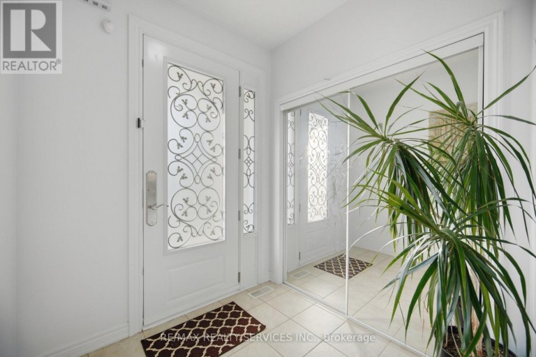 18 SEEDLAND CRESCENT, Brampton (Sandringham-Wellington), Ontario, L6R0Z5