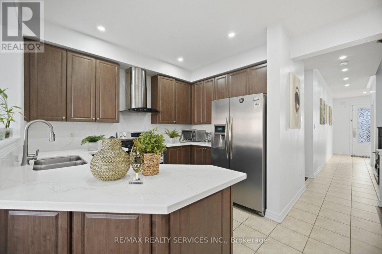 18 SEEDLAND CRESCENT, Brampton (Sandringham-Wellington), Ontario, L6R0Z5