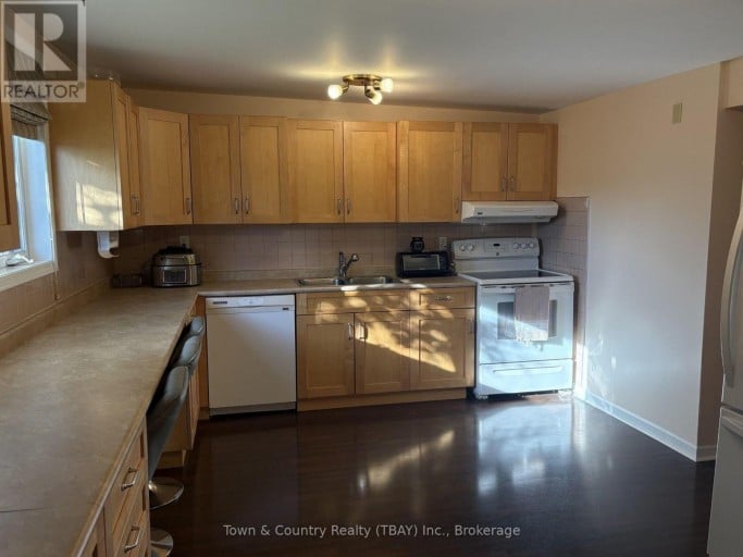 62 ROCKWOOD AVENUE N, Thunder Bay (College Heights), Ontario, P7A6A2