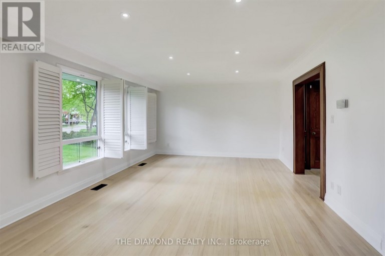 15 GOVERNMENT ROAD, Toronto (Kingsway South), Ontario, M8X1V7