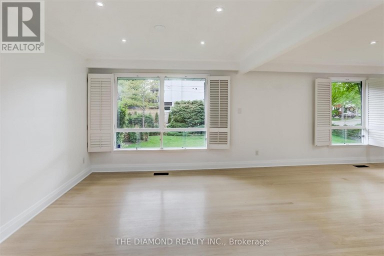 15 GOVERNMENT ROAD, Toronto (Kingsway South), Ontario, M8X1V7