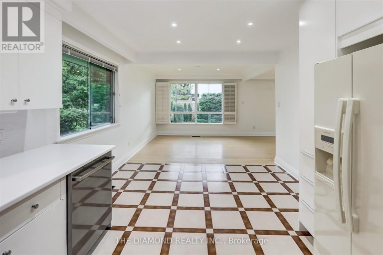 15 GOVERNMENT ROAD, Toronto (Kingsway South), Ontario, M8X1V7