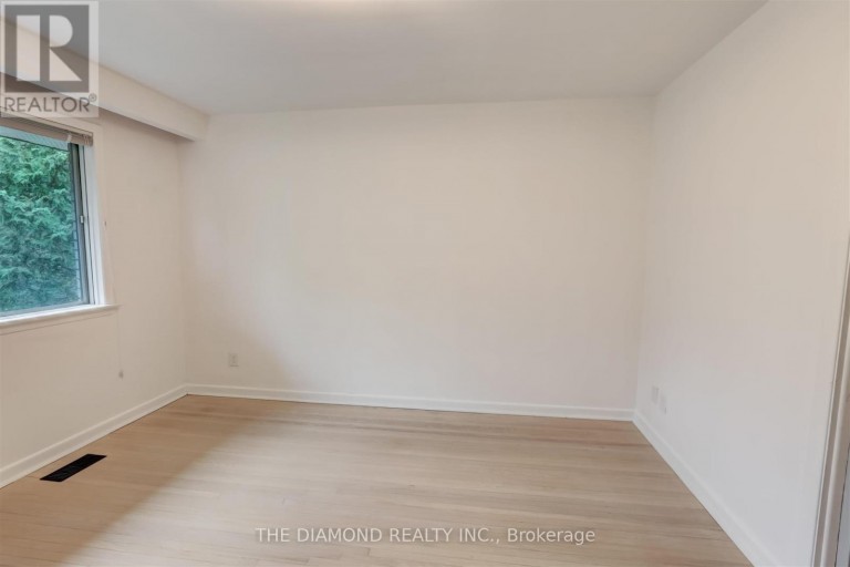 15 GOVERNMENT ROAD, Toronto (Kingsway South), Ontario, M8X1V7