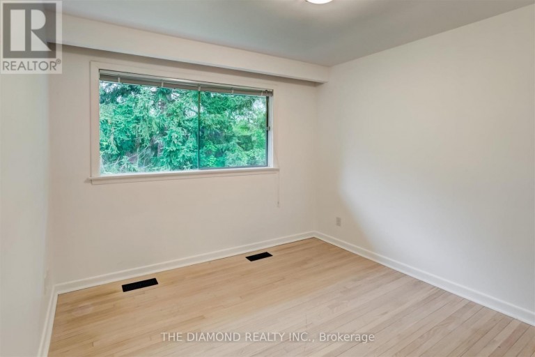 15 GOVERNMENT ROAD, Toronto (Kingsway South), Ontario, M8X1V7