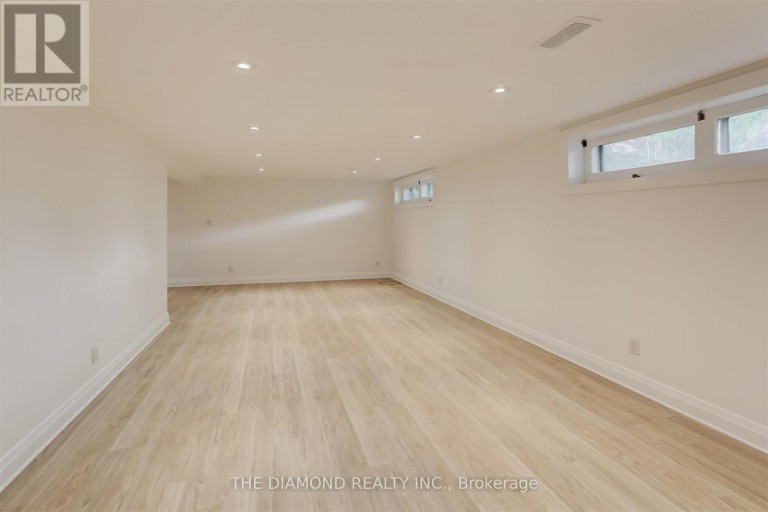 15 GOVERNMENT ROAD, Toronto (Kingsway South), Ontario, M8X1V7