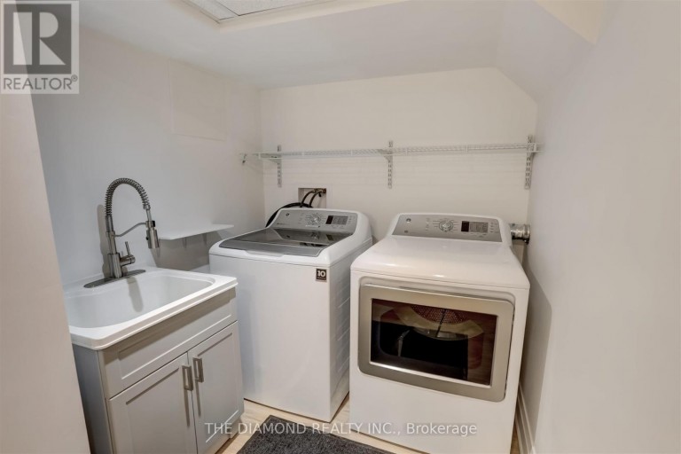 15 GOVERNMENT ROAD, Toronto (Kingsway South), Ontario, M8X1V7