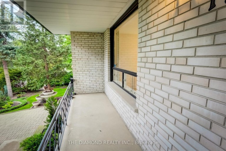 15 GOVERNMENT ROAD, Toronto (Kingsway South), Ontario, M8X1V7