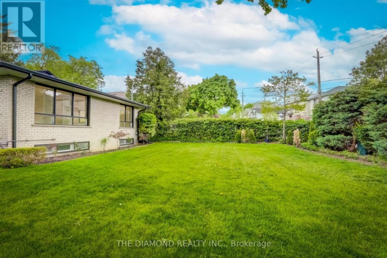 15 GOVERNMENT ROAD, Toronto (Kingsway South), Ontario, M8X1V7