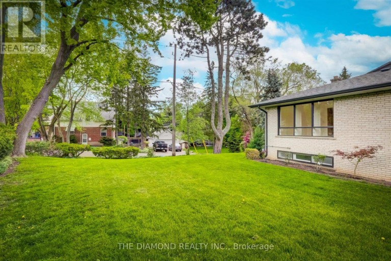15 GOVERNMENT ROAD, Toronto (Kingsway South), Ontario, M8X1V7