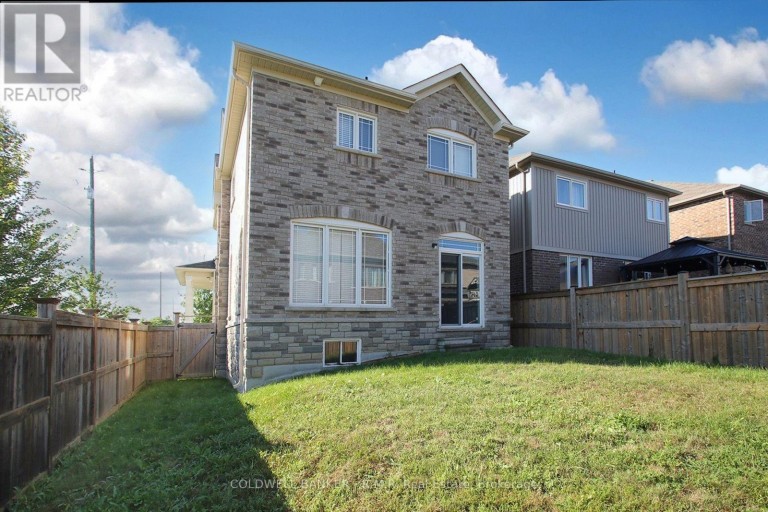 30 MOSES CRESCENT, Clarington (Bowmanville), Ontario, L1C0T7