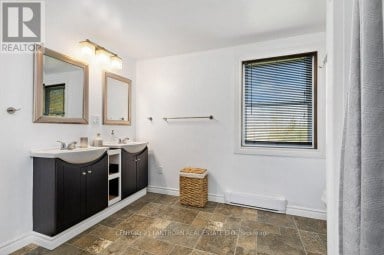 986 BLACK ROAD Prince Edward County (Sophiasburg Ward) Ontario photo 29