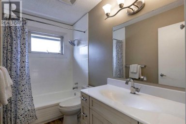 31 Deer Place SE Calgary Alberta photo 18