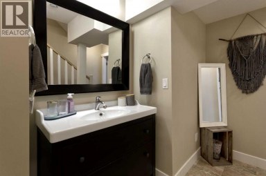 31 Deer Place SE Calgary Alberta photo 24