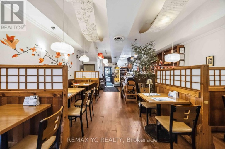 293 RONCESVALLES AVENUE, Toronto (Roncesvalles), Ontario, M6R2M3