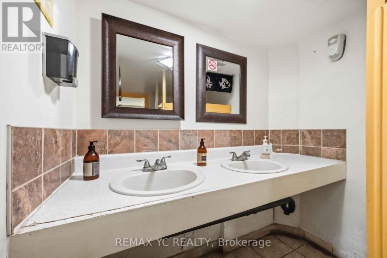 293 RONCESVALLES AVENUE, Toronto (Roncesvalles), Ontario, M6R2M3