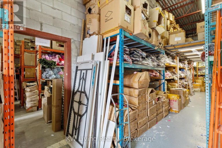 15 & 16 - 975 PACIFIC GATE, Mississauga (Northeast), Ontario, L5T1Y1