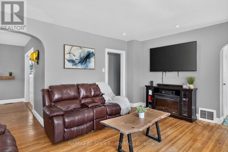 981 HIGHWAY 7, Kawartha Lakes (Oakwood), Ontario, K0M2M0