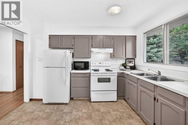 4408 Dalhart Road NW Calgary Alberta photo 12