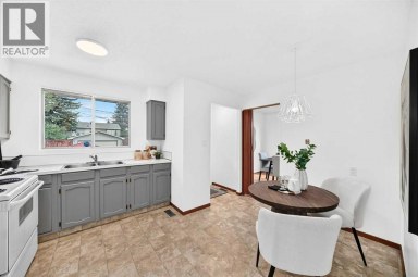 4408 Dalhart Road NW Calgary Alberta photo 13
