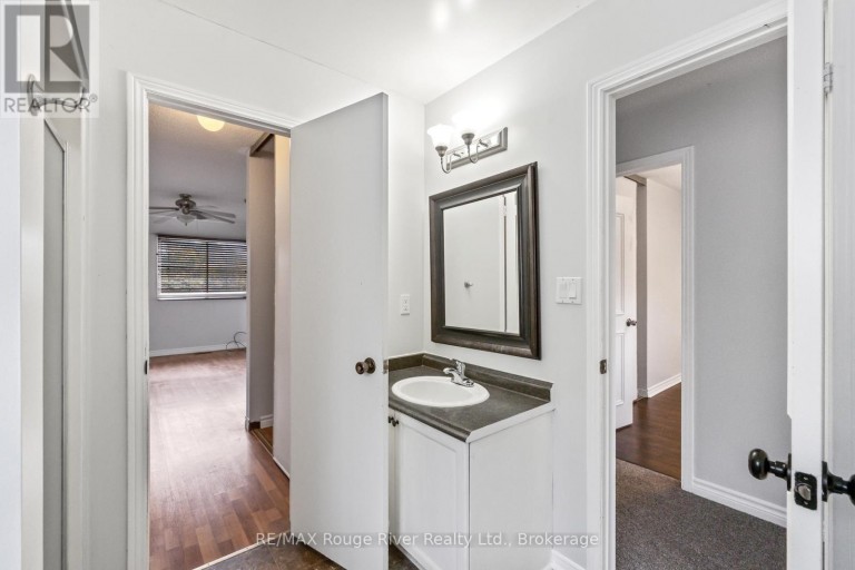 UPPER - 95 B CONCESSION STREET E, Clarington (Bowmanville), Ontario, L1C4R8
