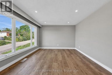 45 EASTON AVENUE Tay Ontario photo 5