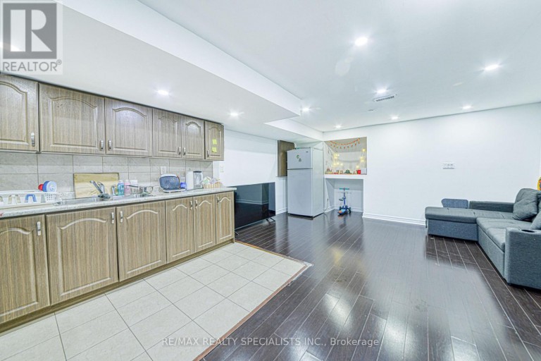 35 SOFTNEEDLE AVENUE, Brampton (Sandringham-Wellington), Ontario, L6R1K4