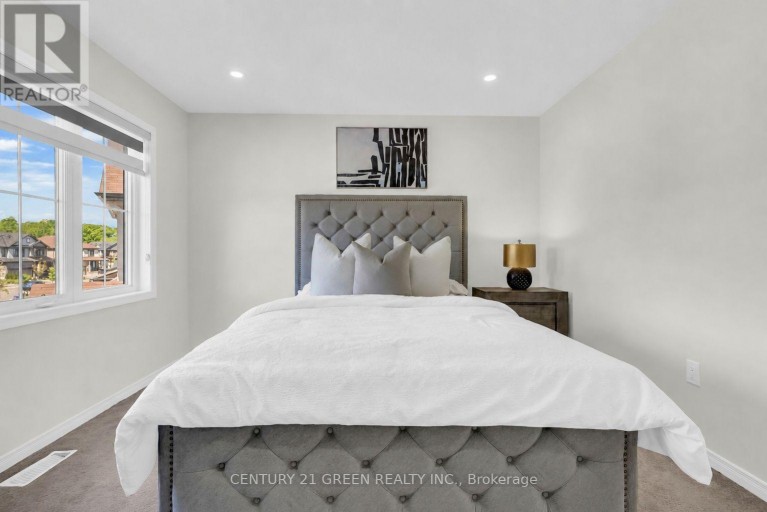 28 MAGDALENA STREET, Hamilton (Stoney Creek), Ontario, L8J0M3