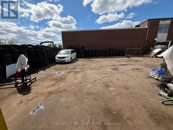 8 MILVAN DRIVE, Toronto (Humber Summit), Ontario, M9L1Z2