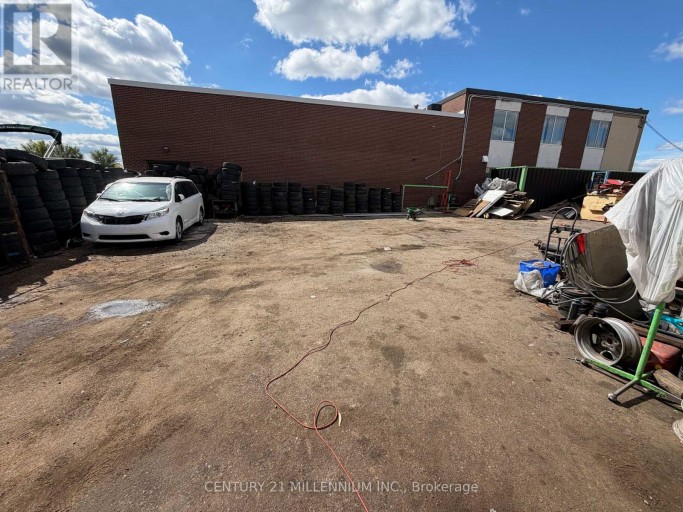 8 MILVAN DRIVE, Toronto (Humber Summit), Ontario, M9L1Z2