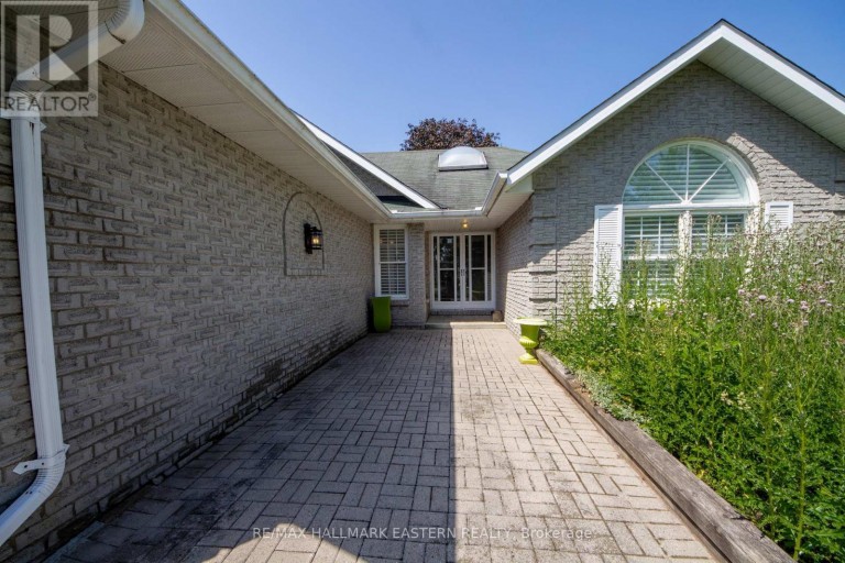 36 RUSSELL HILL ROAD, Kawartha Lakes (Bobcaygeon), Ontario, K0M1A0