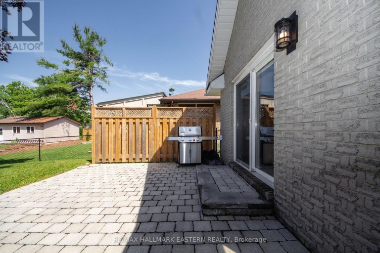 36 RUSSELL HILL ROAD, Kawartha Lakes (Bobcaygeon), Ontario, K0M1A0