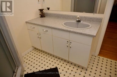 1 REYNOLDS PLACE N Prince Edward County (Wellington) Ontario photo 17