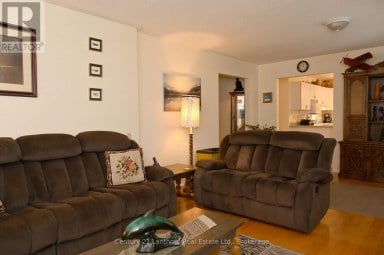 1 REYNOLDS PLACE N Prince Edward County (Wellington) Ontario photo 29