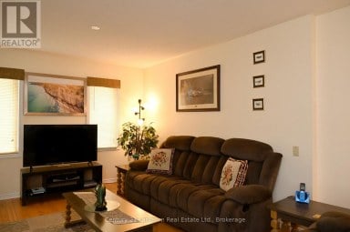 1 REYNOLDS PLACE N Prince Edward County (Wellington) Ontario photo 30