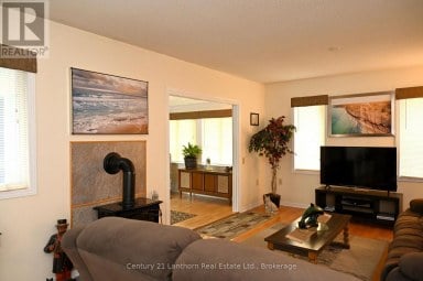 1 REYNOLDS PLACE N Prince Edward County (Wellington) Ontario photo 31