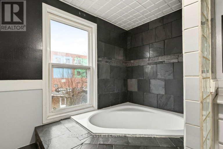 23 FREDERICK AVENUE, Hamilton (Crown Point), Ontario, L8H4K1