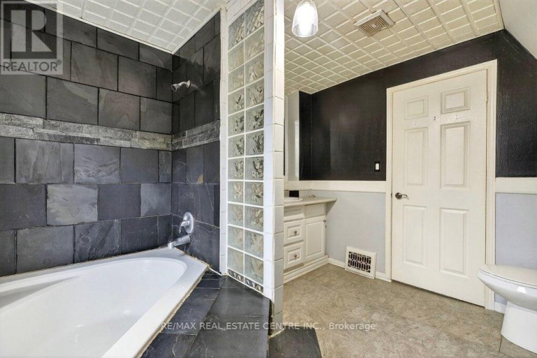 23 FREDERICK AVENUE, Hamilton (Crown Point), Ontario, L8H4K1