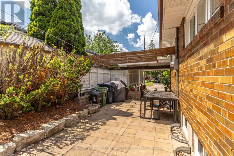 5 HALLOW CRESCENT, Toronto (Rexdale-Kipling), Ontario, M9W2V8