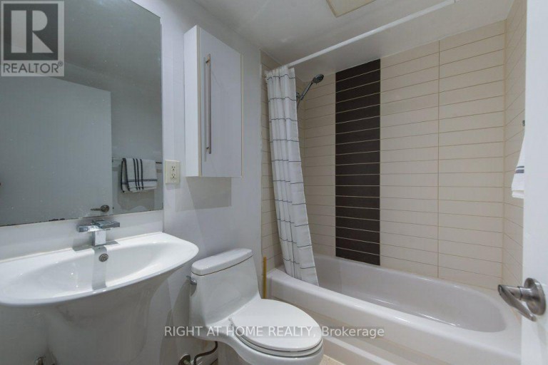 812 BLOOR STREET W, Toronto (Dovercourt-Wallace Emerson-Junction), Ontario, M6G1L9