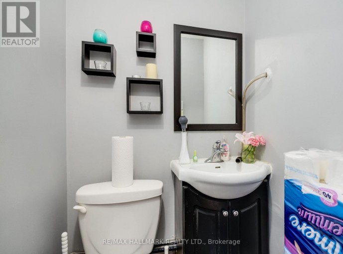 2424 DANFORTH AVENUE, Toronto (East End-Danforth), Ontario, M4C1K9