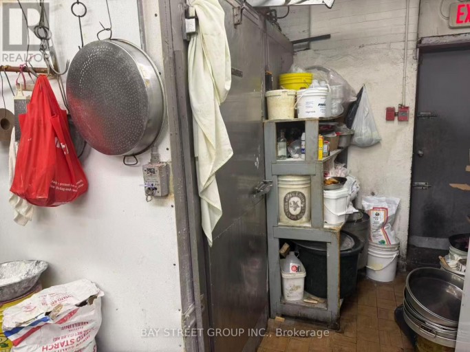 338 SPADINA AVENUE, Toronto (Kensington-Chinatown), Ontario, M5T2G2
