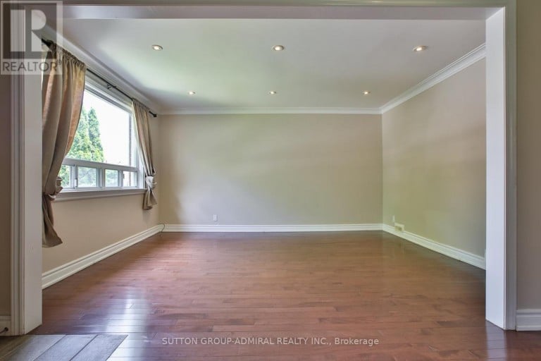33 REGINA AVENUE, Toronto (Englemount-Lawrence), Ontario, M6A1R4