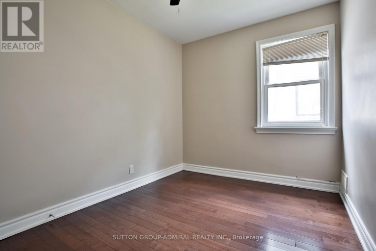 33 REGINA AVENUE, Toronto (Englemount-Lawrence), Ontario, M6A1R4