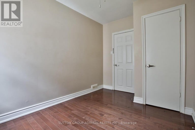 33 REGINA AVENUE, Toronto (Englemount-Lawrence), Ontario, M6A1R4