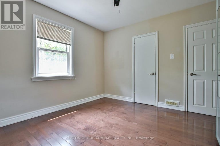 33 REGINA AVENUE, Toronto (Englemount-Lawrence), Ontario, M6A1R4