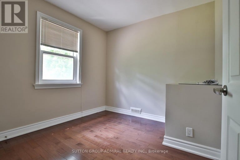 33 REGINA AVENUE, Toronto (Englemount-Lawrence), Ontario, M6A1R4