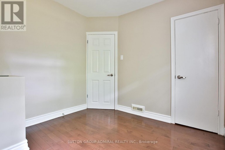 33 REGINA AVENUE, Toronto (Englemount-Lawrence), Ontario, M6A1R4
