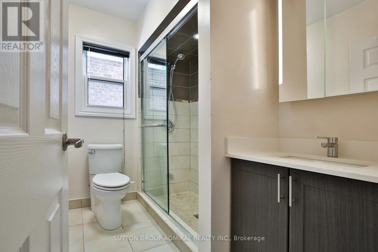 33 REGINA AVENUE, Toronto (Englemount-Lawrence), Ontario, M6A1R4